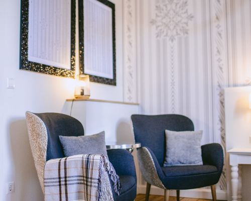 Großzügiges Komfortzimmer im Johanniterhaus mit viel Tageslicht.