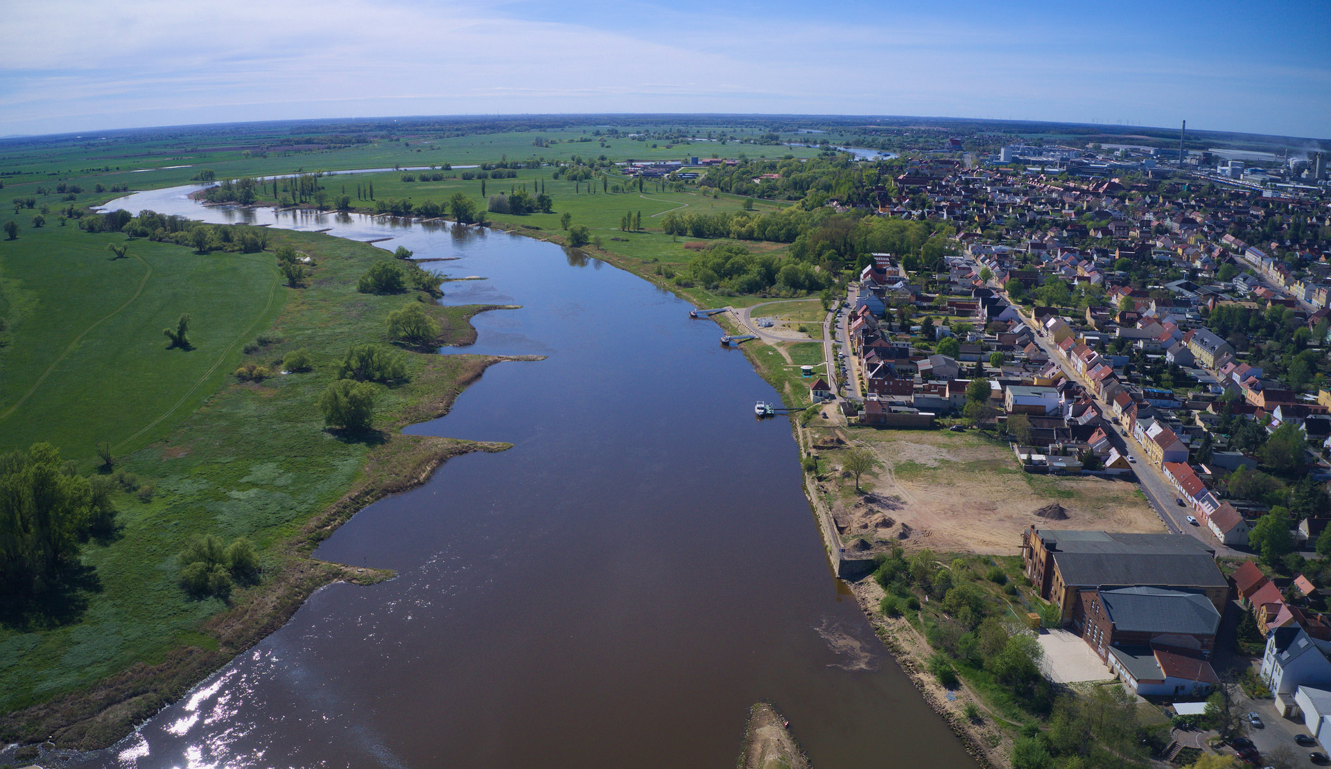Radfahren auf dem Elberadweg &ndash; direkt am Johanniterhaus Wittenberg