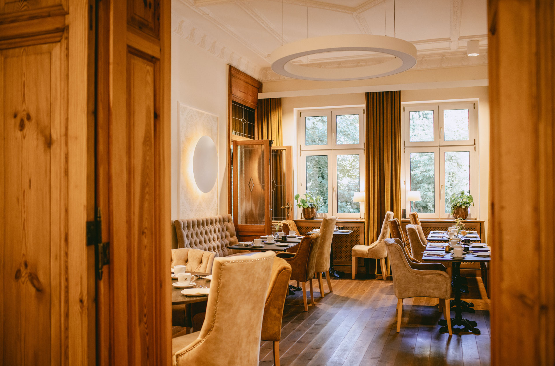 Gast mit Koffer beim Check-in an der Rezeption