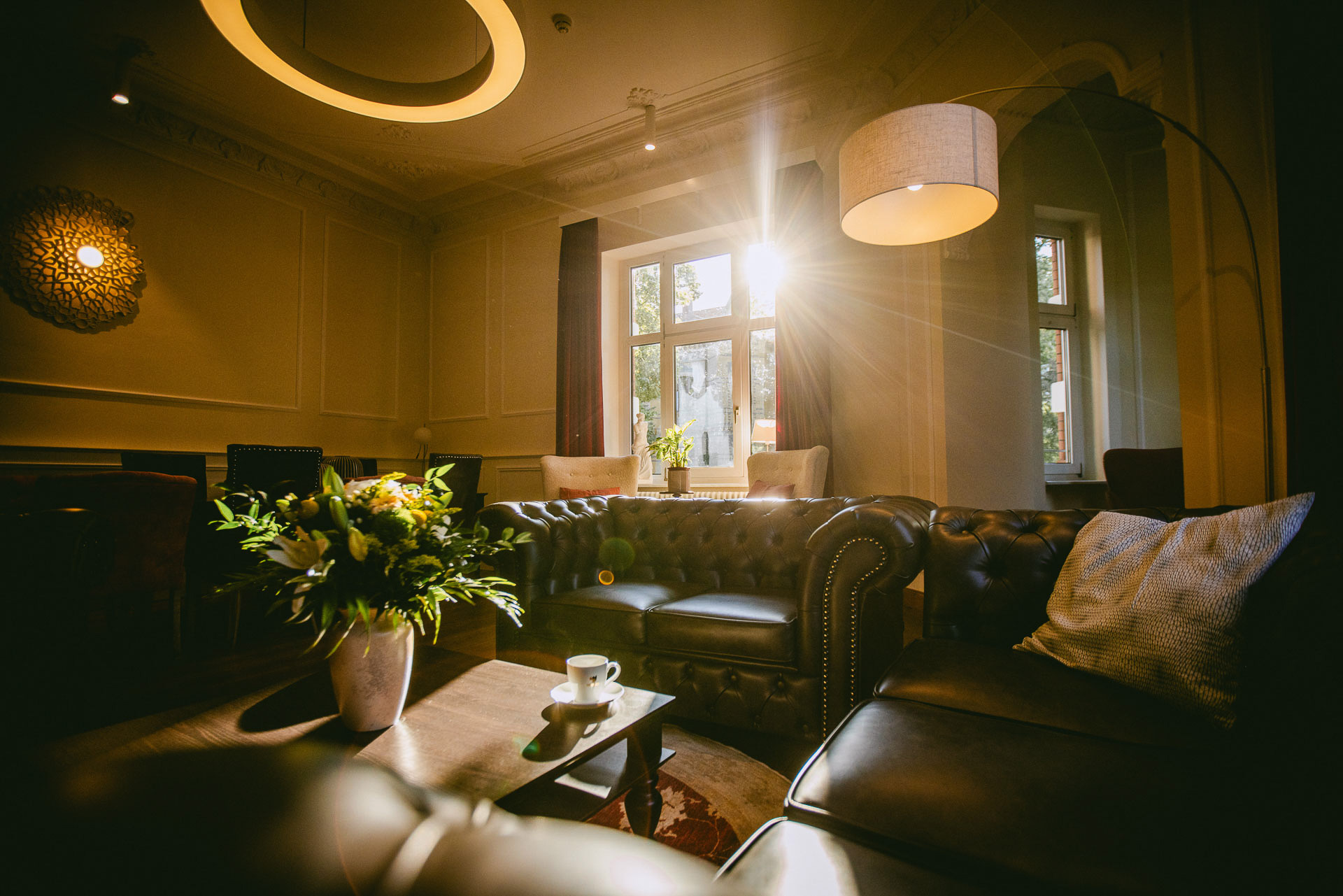 Gast mit Koffer beim Check-in an der Rezeption