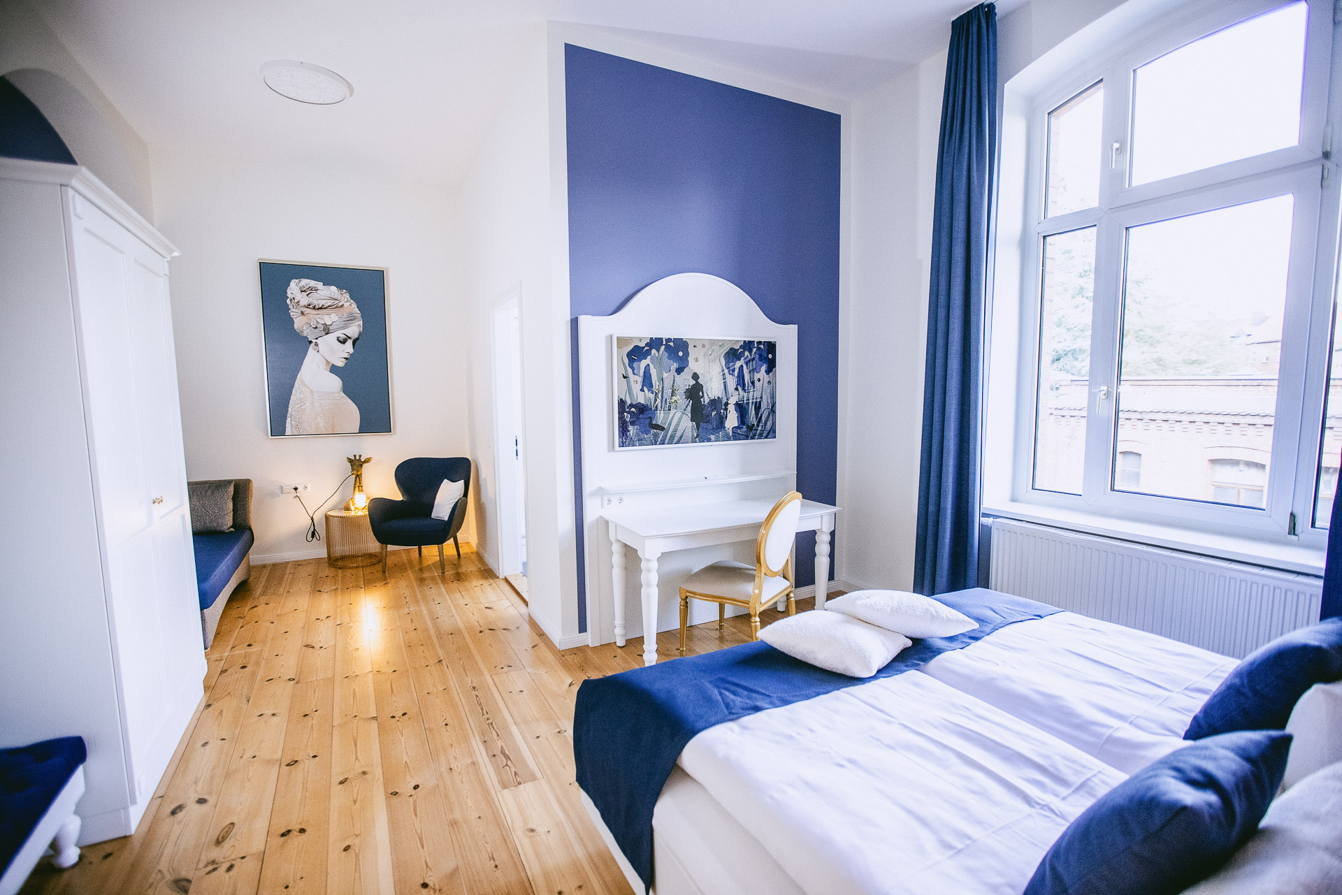 Gast mit Koffer beim Check-in an der Rezeption