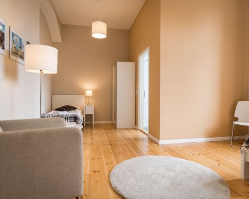 Stilvolles Komfortzimmer im Johanniterhaus mit viel Platz.