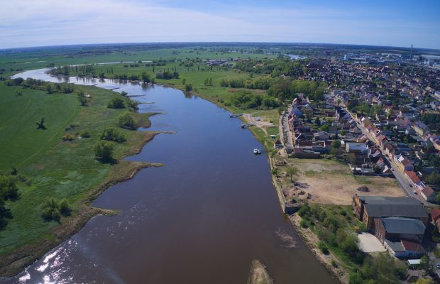 Radfahren auf dem Elberadweg &ndash; direkt am Johanniterhaus Wittenberg