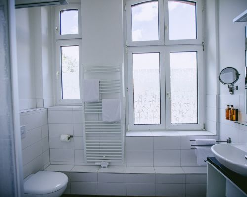 Helles Badezimmer in Wittenberg.