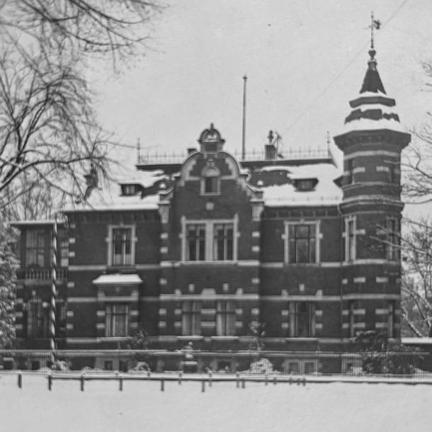 Johanniterhaus im Winter (historische Aufnahme)