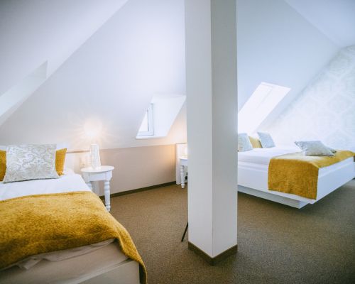 Großzügiges Dreibettzimmer mit zwei Räumen und Dachschrägen in Wittenberg.