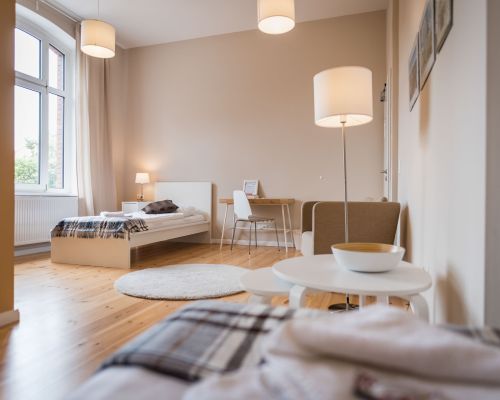 Helles Komfortzimmer im Johanniterhaus mit stilvollem Design.