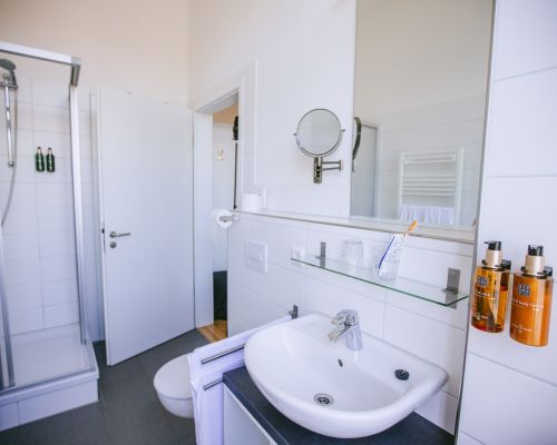 Komfortzimmer Bad mit Waschbecken und Dusche