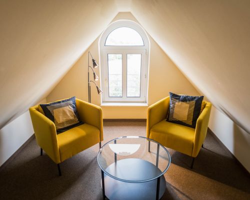 Ger&auml;umiges Hotelzimmer mit separaten R&auml;umen im Johanniterhaus Wittenberg.