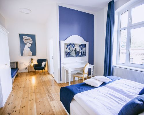Ruhiges Hotelzimmer im Johanniterhaus mit freundlicher Gestaltung.
