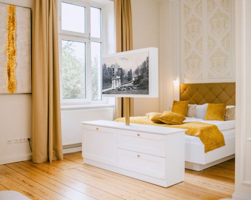 Helles Komfortzimmer im Johanniterhaus mit stilvollem Design.