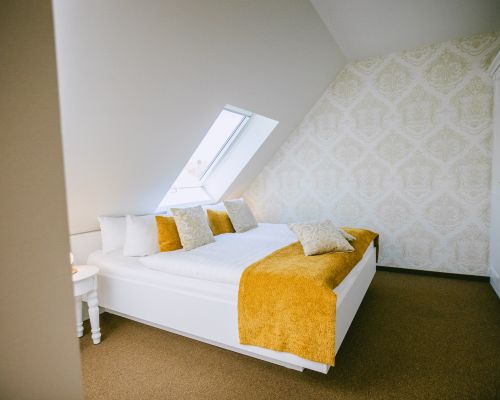 Liebevoll eingerichtetes Dreibettzimmer mit viel Platz und gemütlicher Atmosphäre.