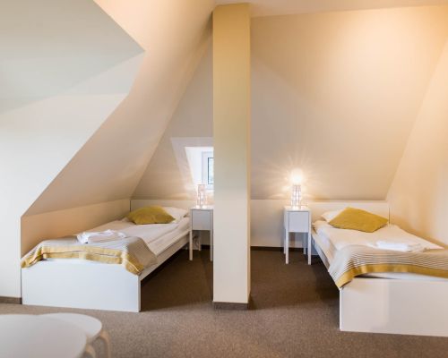 Gro&szlig;z&uuml;giges Dreibettzimmer mit zwei R&auml;umen und Dachschr&auml;gen in Wittenberg.