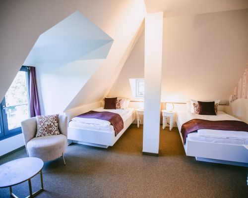 Dachgeschoss Doppelzimmer mit zwei Einzelbetten