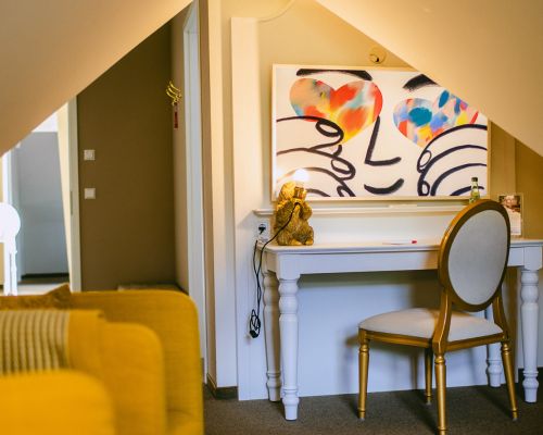 Geräumiges Hotelzimmer mit separaten Räumen im Johanniterhaus Wittenberg.