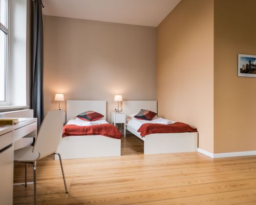 Modernes Hotelzimmer im Johanniterhaus mit angenehmer Atmosph&auml;re.