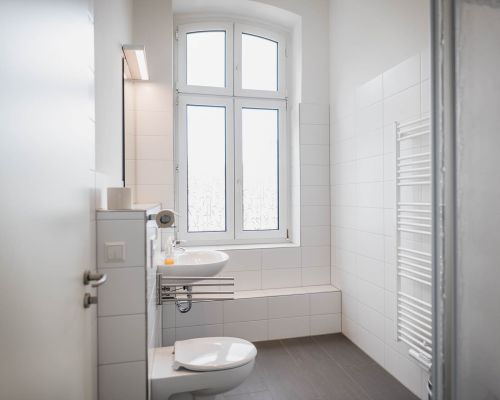 Renoviertes und helles Bad