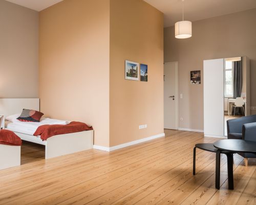 Gro&szlig;z&uuml;giges Komfortzimmer im Johanniterhaus mit viel Tageslicht.