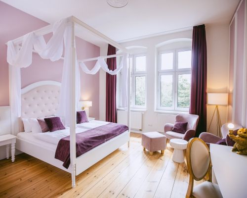 Modernes Hotelzimmer im Johanniterhaus mit angenehmer Atmosphäre.