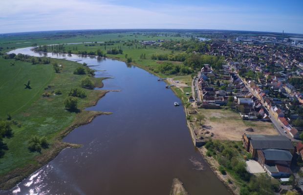 Radfahren auf dem Elberadweg – direkt am Johanniterhaus Wittenberg